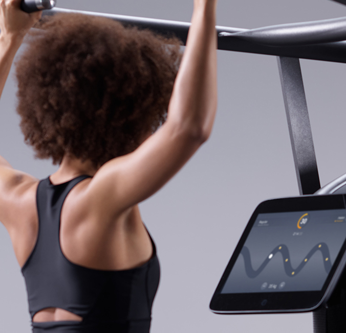 E-gym : femme pendant son renforcement musculaire