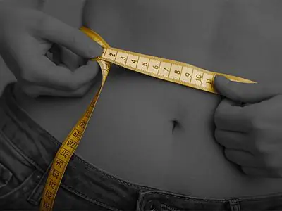 Slim sonic : femme mesurant son ventre