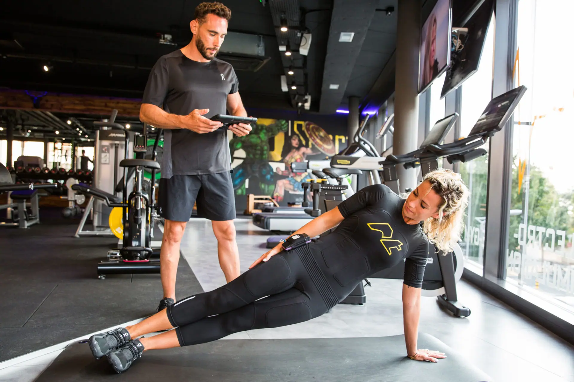 Électrostimulation NT : élève et coach sportif pendant renforcement musculaire