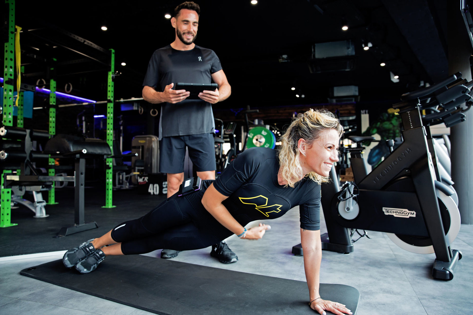 Électrostimulation NT : une élève souriante chez My Loft Sport Club